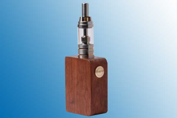 E-Zigarette Dampfe Holz Mod Stock-Foto